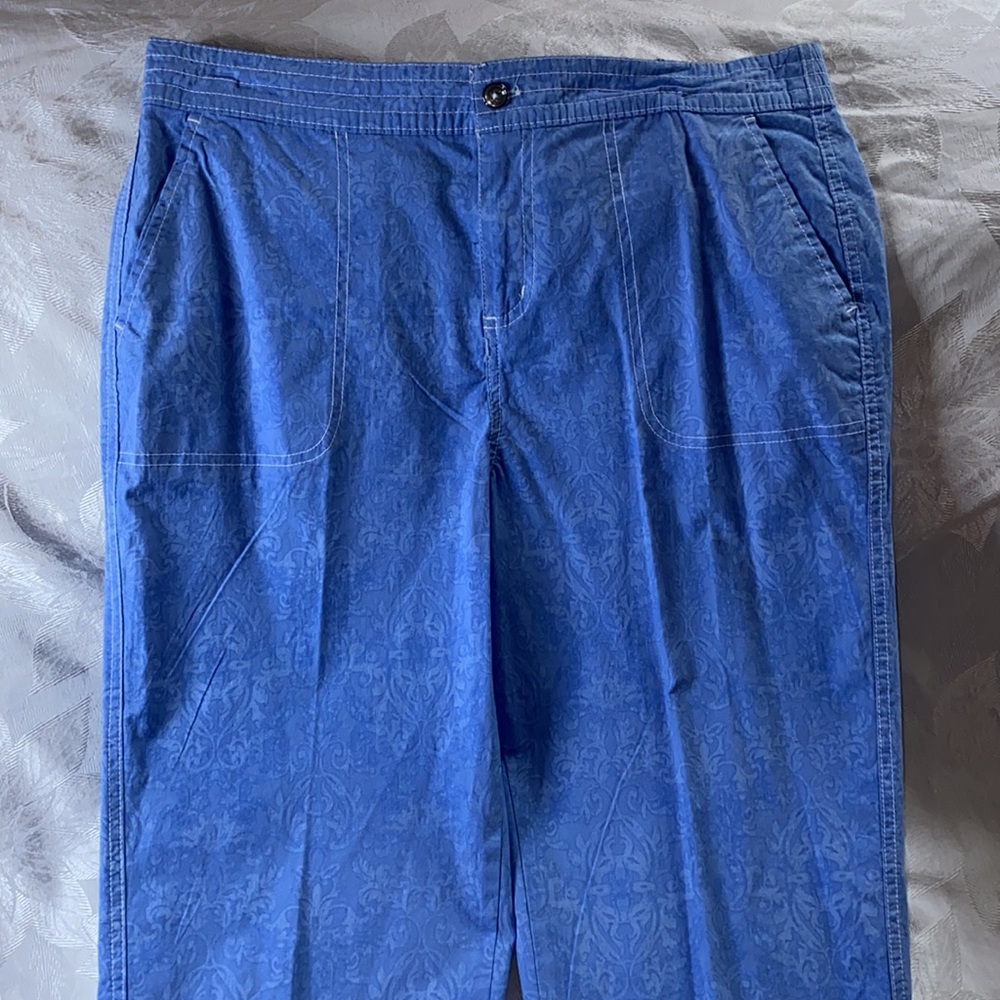 Lightweight patterned capris - Picture 2 of 8